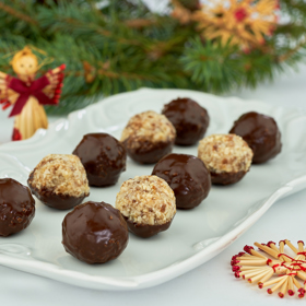 Čokoládové kuličky:

Všechny ingredience (kromě čokolády) společně rozmixujte. Ze vzniklé směsi tvarujte kuličky. Čokoládu rozehřejte a namáčejte v ní kuličky. Nechejte ztuhnout v lednici.