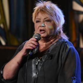 Narodila se v Pohořelicích, v sedmi letech se s rodiči přestěhovala do Ostravy. Vyučila se chemičkou, tou se ovšem nikdy nestala. Už v šesti letech začala hrát na housle, později s kamarády na kytaru.