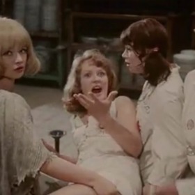 Příběh začíná v okamžiku, kdy do skladu nastupuje nová síla, šestnáctiletá Maruška, a zatímco vedoucí paní Světla jako již mnohokrát vyhrožuje, že "s tím sekne" a půjde dělat jinam.