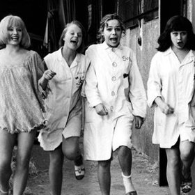 Laskavá komedie o jedné předávací inventuře, jež je důkazem, že i takové místo jako sklad se může stát dějištěm úsměvného příběhu, který ani po letech neztratil nic ze svého kouzla.