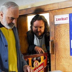 Josef Tkaloun (Zdeněk Svěrák) je pětašedesátiletý učitel češtiny na gymnáziu.