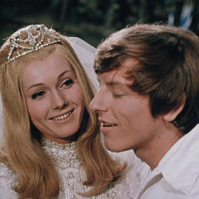 Šíleně smutná princezna: Klasická česká pohádková hudební komedie vznikla v roce 1968. Režisér Bořivoj Zeman do hlavních rolí obsadil Helenu Vondráčkovou a Václava Neckáře.