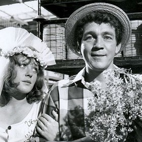 Přestože vytoužený nový skladník je ochoten převzít sklad okamžitě, Světla trvá na inventuře.