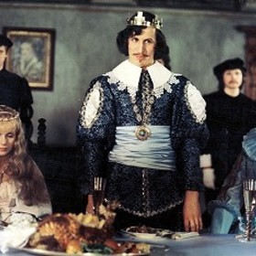 Melánie (Libuše Švormová), sestra královny Růžového království, se nemůže smířit s tím, že si král Dalimil I. (Jiří Sovák) za manželku vybral její sestru Elišku (Milena Dvorská), a ne ji. Proto při narození princezny Růženky (Marie Horáková) vysloví kletbu, podle které se princezna v sedmnácti letech píchne do prstu, upadne do věčného spánku a spolu s ní i celé království (s výjimkou Melánie).