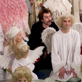  Petronel však sám sobě připadá bez vad a myslí si, že ostatní jen nevidí, jak je dobrý.