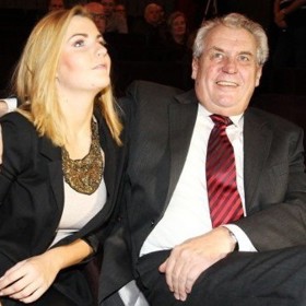 Jelikož po půlročním studijním pobytu na jedné high school ve státě Michigan (USA) nesložila komisionální zkoušky z matematiky, ze školy odešla a nastoupila na pražské soukromé Anglicko-české gymnázium AMAZON, kde v květnu 2014 odmaturovala.