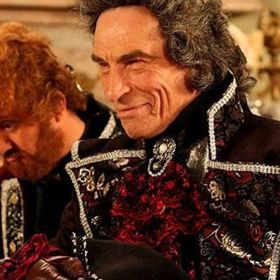 Když jí dojde trpělivost, obrátí se na čerta, žijícího nedaleko ve starém rozpadlém mlýně, a královně se zakrátko narodí holčička. 