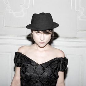 V letech 1991–95 byla frontmankou pražské rockové skupiny Sluníčko, se kterou vydala stejnojmenné album a v roce 1994 vyhrála hudební soutěž Marlboro Rock In.