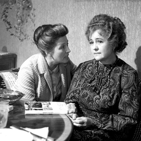 V roce 1943 ukončila studium herectví na Pražské konzervatoři a své první angažmá zažila v Divadle E. F. Buriana.