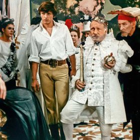 Poté jej chytí zámecké stráže a zavřou do vězení. Král Jindřich (Jaroslav Marvan) kvůli sousednímu králi Dobromyslovi (Bohuš Záhorský) lže, vymlouvá se a stydí se za prince, který utekl. Říká, že je nemocen.