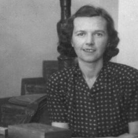 Otec Gertrudy zemřel v roce 1920, když jí bylo 11 let. V letech 1919–1922 studovala na Státním německém lyceu v Jihlavě, v letech 1922–1927 absolvovala reálné gymnázium v Německém Brodě. Ve studiu pokračovala na Právnické fakultě Univerzity Karlovy.