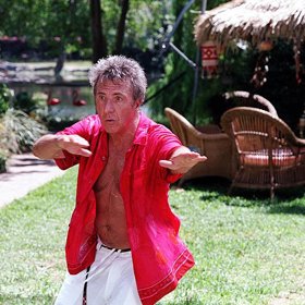 Zpočátku se zdá, že vše běží hladce. Jack se chlubí, jak vychovává svého vnuka, nadšeně Gregovi ukazuje svůj speciálně upravený obytný autobus, s nímž se vydají na Floridu, aby se seznámili s Gregovými rodiči a domluvili svatbu.