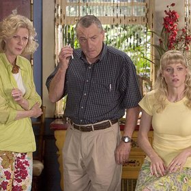 Do domu Jebalových dorazí, právě když Gregův otec Bernie cvičí na trávníku capoeiru a matka Roz vede ve své pracovně sexuální terapii pro staré lidi.