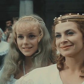 Mladší bratr Jaroslav (Jan Hrušínský) je nucen ve všech zápoleních nechat Jiřího vyhrávat, a když si chce Jiří dokazovat svoji mužnost zápasem s medvědem, vydává se za šelmu Jaroslavův sluha Matěj (Vladimír Menšík) zašitý v medvědí kůži. Jiří u Růženky nevzbudí žádné city, ta se naopak zamiluje do mladšího Jaroslava. Růženčinu volbu Jiří i jeho královští rodiče považují za urážku a z námluv sejde.