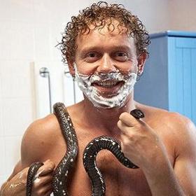 Byť svědomitým lékařem, neumí svého povolání či poslání využít ke svému prospěchu jako jiní jeho kolegové ze studií nebo ze špitálu.