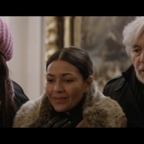 Vánoční čas umí přinášet podivuhodné příběhy, vtipné historky i nostalgii. Přijde letos Ježíšek? je příběh dvou rodin, které se rozhodly, že Vánoce jsou prostě od toho, aby se konaly dobré skutky, přání se plnila za každou cenu a aby na zázraky věřily nejen děti.