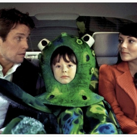 Úsměvné scény má na svědomí Hugh Grant coby premiér Velké Británie, který se zakouká do přidrzlé, prostořeké asistentky Natalie (Martine McCutcheon). Svádí souboj o její srdce se samotným prezidentem USA (Billy Bob Thornton).