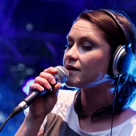 Lenka Dusilová začala s hudební kariérou už v 10 letech, kdy se představila na folkovém festivalu s básní Adolfa Heyduka, kterou sama zhudebnila. V roce 1988 nastoupila do legendárního pěveckého souboru Bambini di Praga.