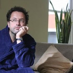 Ta se o něj až přehnaně stará. V matčině bytu se František setkává se svým bratrem Milošem (Leoš Noha), který je na něj už mnoho let naštvaný za to, že mu František kdysi přebral dívku. Po Vánocích se František na popud své matky snaží sehnat novou práci. Když jej nikde nechtějí vzít, zaměstná ho jeho bratr Miloš jako učitele v autoškole.