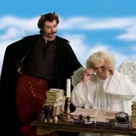 Na Nebi se den před Ježíškovými narozeninami probouzí anděl Petronel (Ivan Trojan) a hned jak ho Panna Maria (Klára Issová) pověří prvním úkolem – přinést z trouby plech s vánočním cukrovím – Petronel upadne a cukroví rozsype.