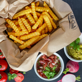 Hranolky jsou nejoblíbenějším vegetariánským jídlem. Můžete si je klidně namáčet do avokádového dipu.