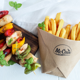 Kuřecí špíz se zeleninou a hranolky patří mezi nesmrtelné klasiky.