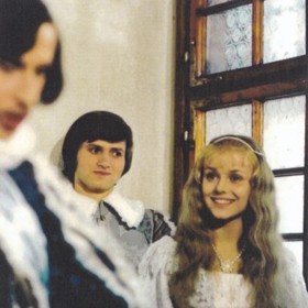 Královští rodiče se snaží tragédii zabránit sňatkem princezny s princem Jiřím (Jan Kraus), následníkem trůnu v Půlnočním království. Princ je však samolibý ješita, kterého jeho rodina již po léta utvrzuje o jeho výjimečných schopnostech.