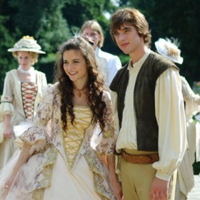 Malá princezna vyrůstá po boku Štěpána, který je synem královniny komorné a časem se do sebe zamilují.