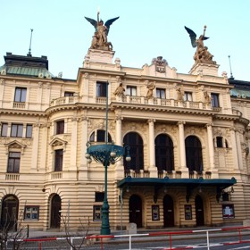 Jaroslav Moučka se snažil prosadit se v Národním divadle, nakonec zakotvil na 40 let v Divadle Na Vinohradech.