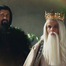 Protože potřebuje podkovat koně a nabrousit meč, zastaví se cestou v jedné vsi. Kovářem je tu Martin, dobrosrdečný a pracovitý mládenec, který se princezně na první pohled líbí.