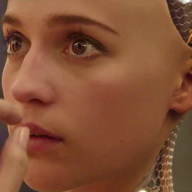 Caleb (Domhnall Gleeson) měl neuvěřitelnou kliku. Ve firemní soutěži vyhrál hlavní cenu, týdenní pobyt na horské chatě svého zaměstnavatele, geniálního vědce Nathana (Oscar Isaac).