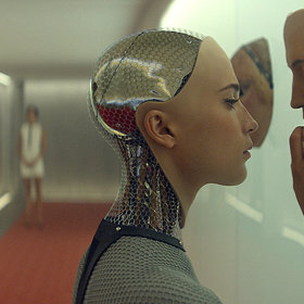 Sci-fi Ex Machina je režisérská prvotina britského spisovatele a scenáristy Alexe Garlanda.