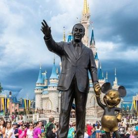 Walter Elias „Walt“ Disney byl americký filmový producent, režisér, scenárista, dabér, animátor, podnikatel a filantrop. Ve své době silně ovlivnil zábavní průmysl. 