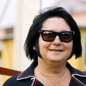 Roy Kelton Orbison byl známý americký zpěvák, kytarista a skladatel. Romantický tenor patřil v 50. letech k průkopníkům rokenrolu a rockabilly, zpíval country, ke konci kariéry pak v jeho repertoáru převažovaly písně ve stylu melodického rocku a popu.