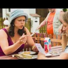 Místní drbny, které se sběhly na náves, v ní poznaly sestru Glorii.