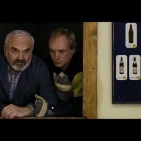 Ovšem nevydrží jen tak nečinně užívat si důchodu, a tak si vzápětí ke zděšení manželky (Daniela Kolářová) nachází novou práci – stává se messengerem, poslem na kole.