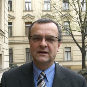 Miroslav Kalousek je český politik, zakladatel a bývalý předseda TOP 09. V letech 1998–2010 byl poslancem Parlamentu České republiky za KDU-ČSL, v období 2003–2006 byl předsedou strany.