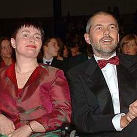 Spolu se svými dvěma bratry (Davidem a Kryštofem) vystupuje ve skupině Bratři Ebenové.