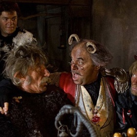 Právě v tom čase v Jílovém jistá velice bohatá milostpaní, která miluje zlato nade vše, a proto zaměstnává dokonce svého osobního zlatníka, zatouží po zlatých očích.