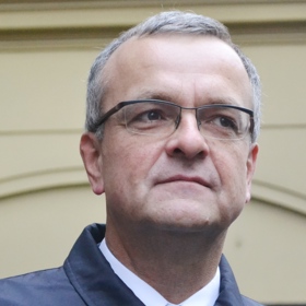 Od července 1992 působil v Úřadu vlády ČSFR jako ředitel odboru poradců místopředsedy vlády ČSFR.