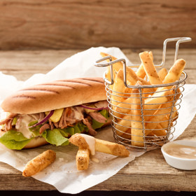 Bageta s trhaným vepřovým masem a smažené hranolky nejsou sice nejzdravějším jídlem, chuť je ale dokonalá.