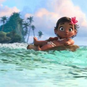 Cestou potkává Vaiana (Auli'i Cravalho) kdysi mocného poloboha Mauiho (Dwayne Johnson), který jí pomůže stát se zkušenou mořeplavkyní. 