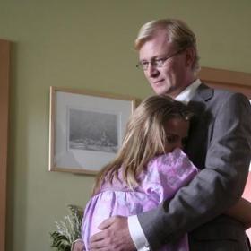 V té době jeho žena již nějaký čas žije s Viktorem (Martin Pechlát), rozvodovým právníkem a bývalým pacientem Františka, a tak Františkovi nezbývá než se nastěhovat do bytu ke své matce (Zdena Hadrbolcová).