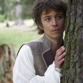 Kdo uhodne tři hádanky, stane se jejím ženichem. Matěj je chytrá hlava, hádanky má rád a princezniny úkoly pro něj jsou hračka. O svatbu s princeznou však nestojí, jeho srdce patří Majdalence. 