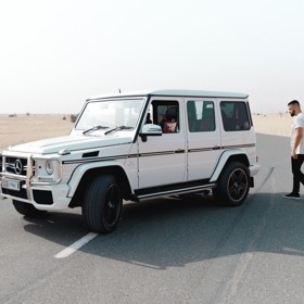 ...fotograf musí být neustále k dispozici a mít cestovní pas, protože Matthew předpokládá, že spolu budou hodně cestovat po nejluxusnějších místech světa.