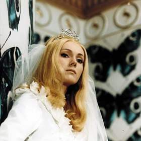 Princezna Helena se ale do neznámého vězně zamiluje. Netuší, že je to princ Václav, její domluvený snoubenec.