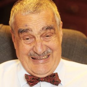 Karel Schwarzenberg je český politik, čestný předseda TOP 09, poslanec, bývalý senátor, exministr zahraničí, bývalý místopředseda Nečasovy vlády, kancléř prezidenta Václava Havla a kandidát TOP 09 v prezidentské volbě v roce 2013.