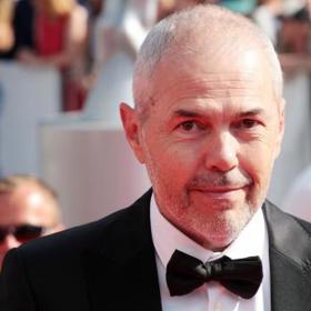 Marek Eben je český herec, moderátor, hudební skladatel, písničkář a zpěvák.