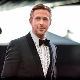 Ryan Gosling je původem z Kanady a už jako dítě věděl, že chce být hercem. Má toho za sebou opravdu spoustu, ale mezi nejznámější snímky patří Zápisník jedné lásky.