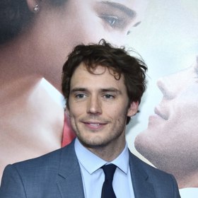 Sam Claflin je akční hrdina, kterého si můžete pamatovat z filmů Piráti z Karibiku: Na vlnách podivna nebo Sněhurka a lovec.
